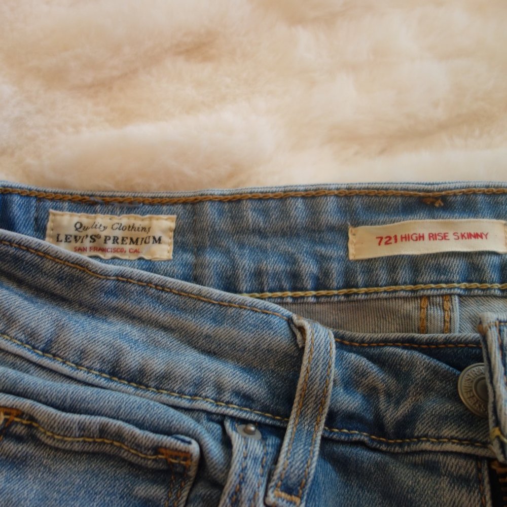Levi's 721 High-Rise Skinny Sparkle Side Stripe Jean - Picture 5 of 10